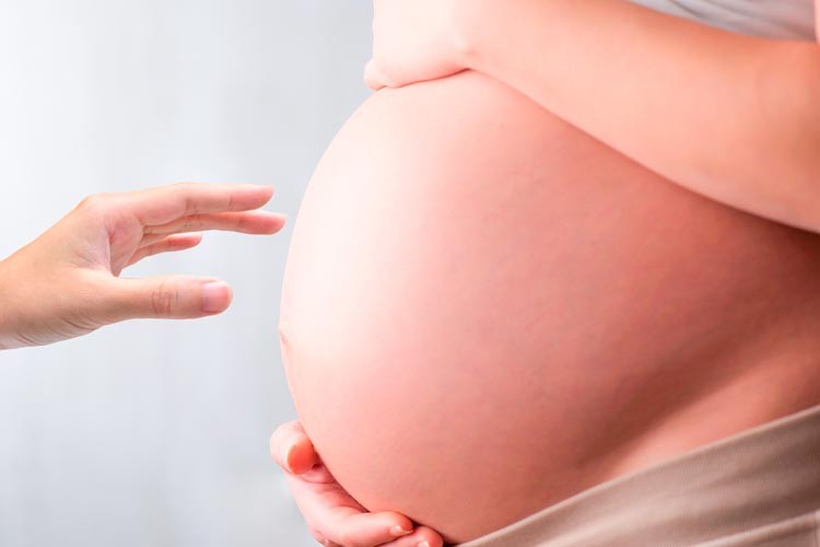 Frau wird dank künstlicher Befruchtung schwanger