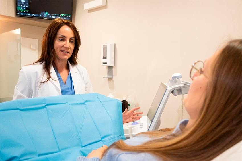 Dra. Baviera con paciente de esclerosis múltiple