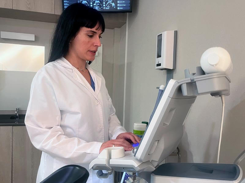 Doctora Sonia Albero realizando una ecografía