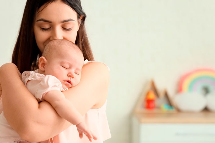 Madre sottoposta a fecondazione in vitro che attraversa un lutto genetico
