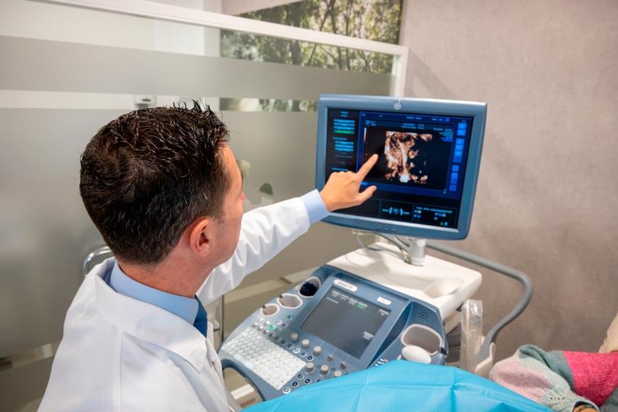 Dr. Santana realizando una ecografía del endometrio