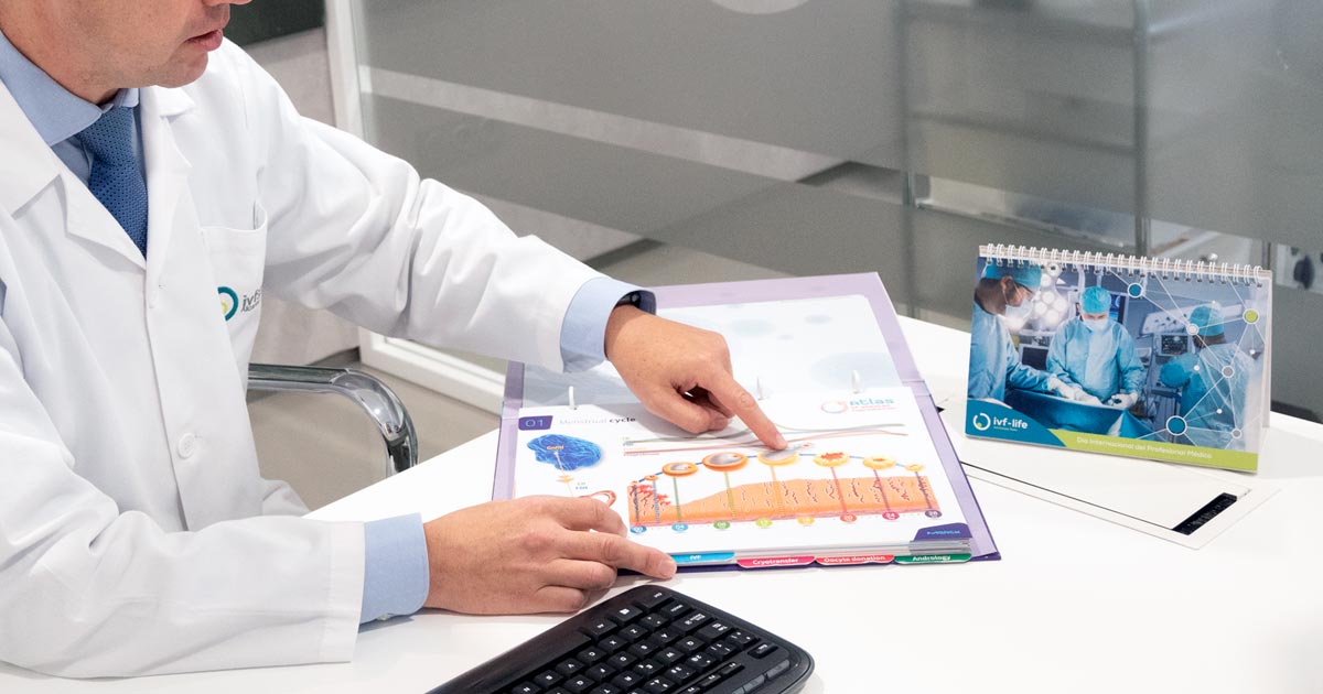 Dr. Santana en consulta de IVF-Life