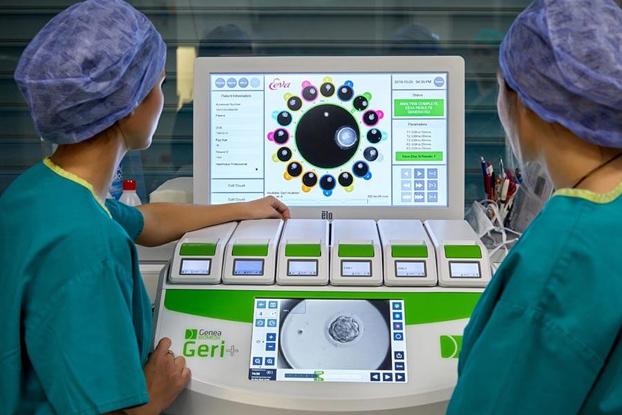 Embryologistes d'IVF-Life avec time-lapse