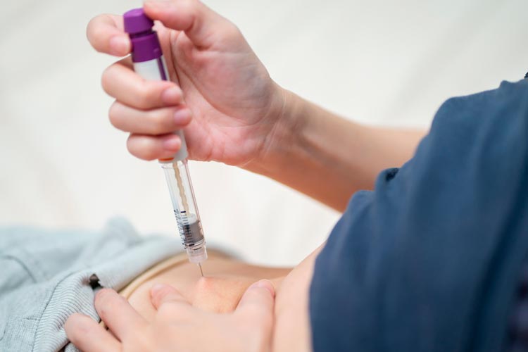 Mujer realizándose la estimulación ovárica