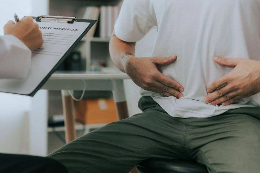 Un homme atteint de la maladie de Crohn dans une clinique de fertilité