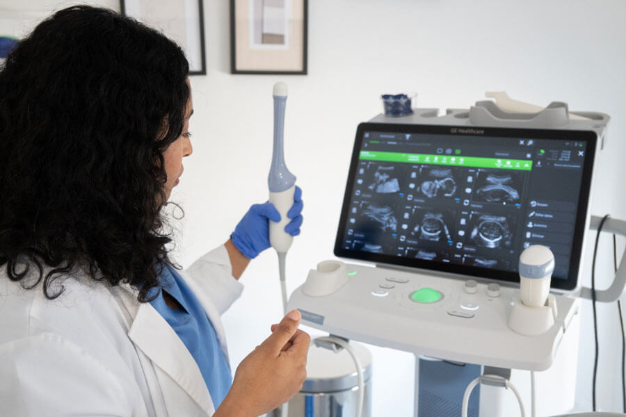 Latifa haciendo ecografía transvaginal
