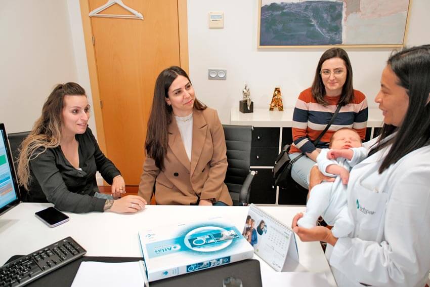 Coppia di madri che utilizzano il metodo ROPA presso IVF-Life