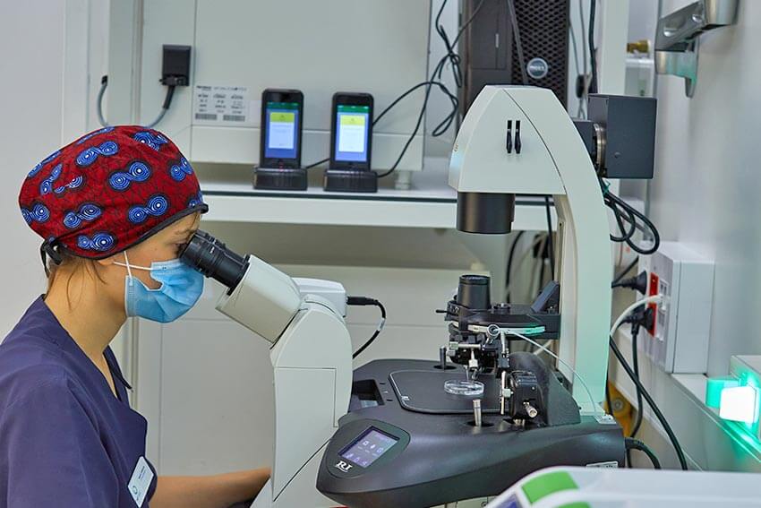 María Velasco en el laboratorio de IVF-Life