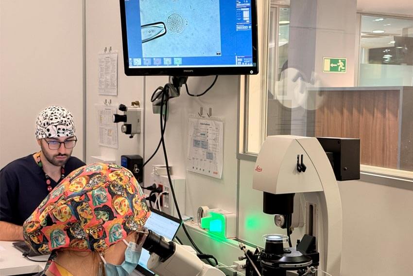 L'embriologo Mario Fernández del laboratorio IVF-Life Donostia