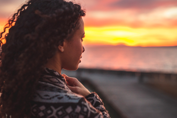 Mujer meditando como prepararse para un tratamiento de fertilidad