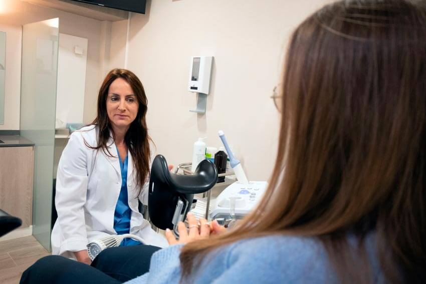 Dra. Paloma Baviera con paciente de IVF-Life
