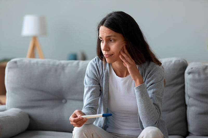 Mujer con problemas de fertilidad a causa de la hiperprolactinemia