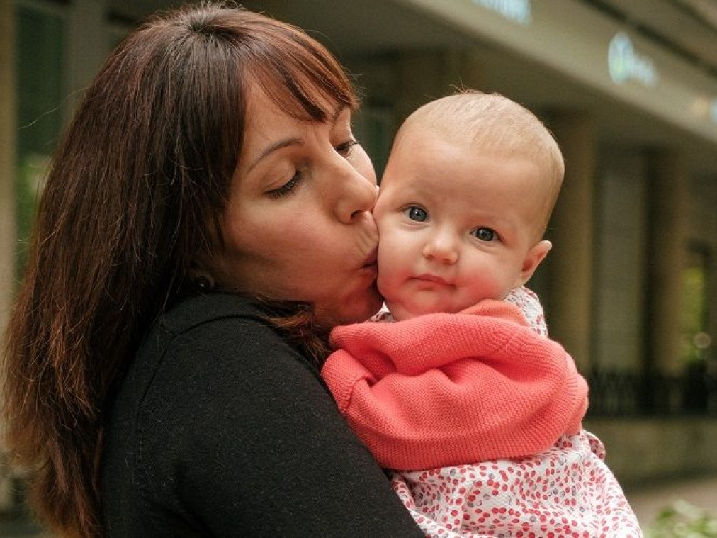 La paziente di IVF-Life posa con sua figlia