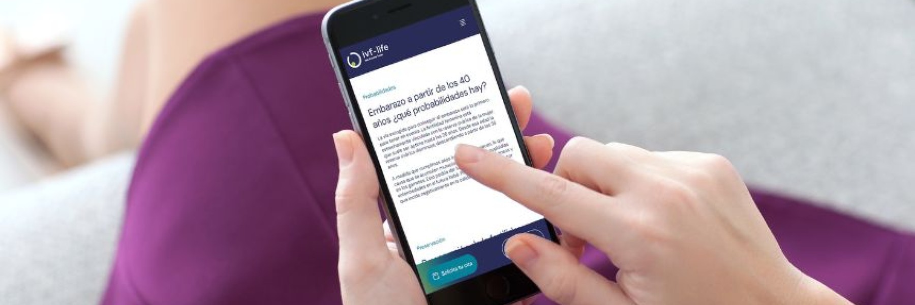 Obulutegiko erreserba baxua duen emakumea bere telefono mugikorra begira