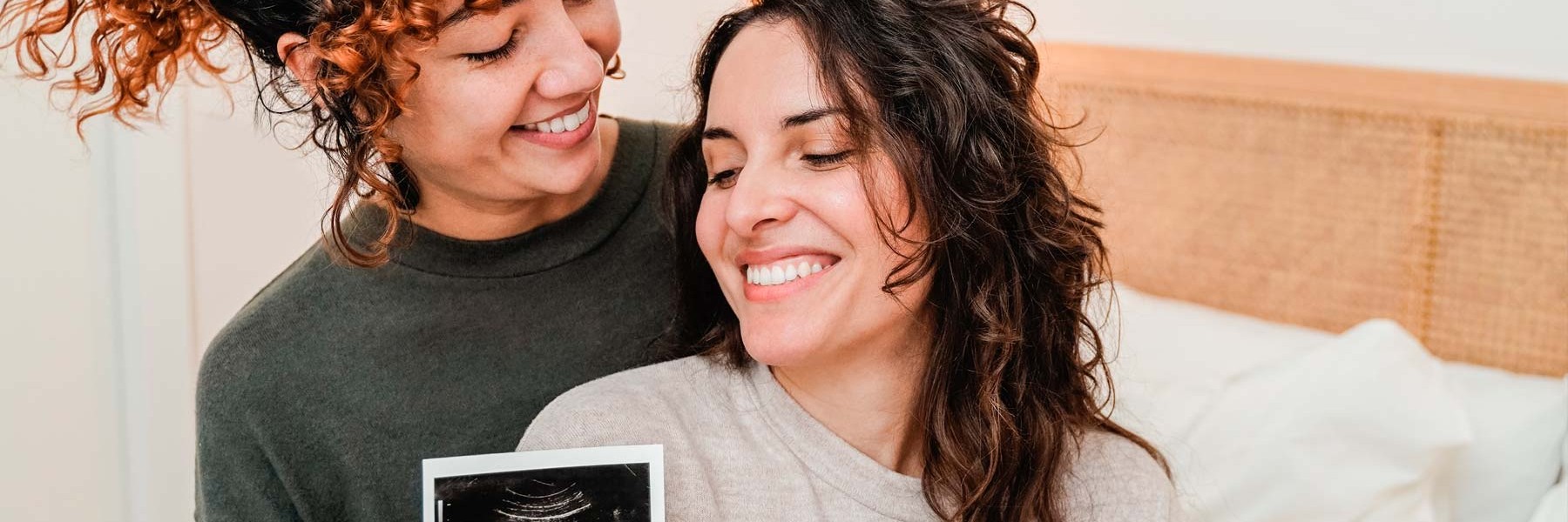 Coppia di donne in attesa di un bambino