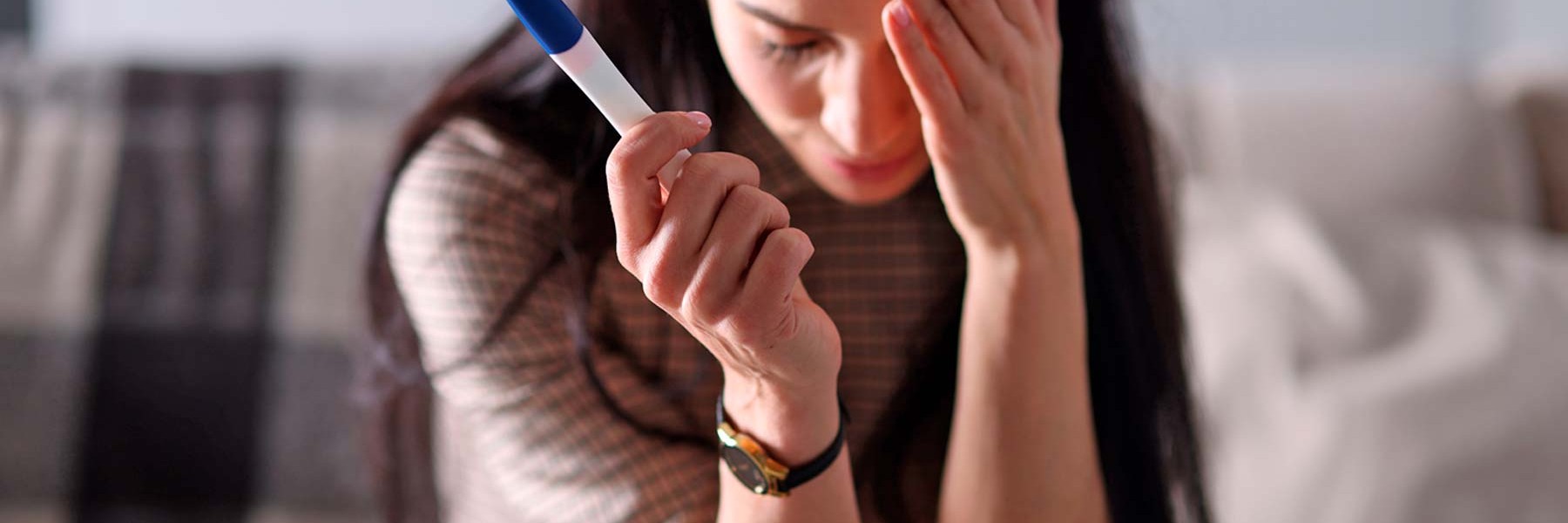 Mujer preocupada porque no se queda embarazada
