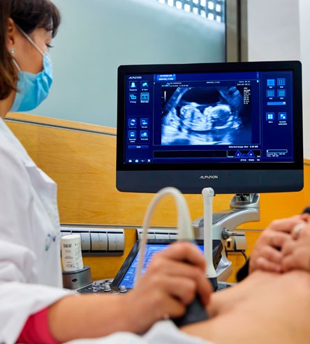 Dr. Elisa Pérez führt Ultraschall an einem Patienten mit der ROPA-Methode durch