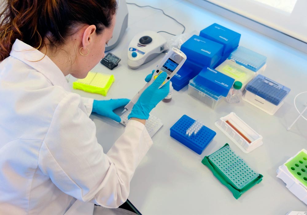 Enbriologoa bateragarritasun genetikoko probak egiten