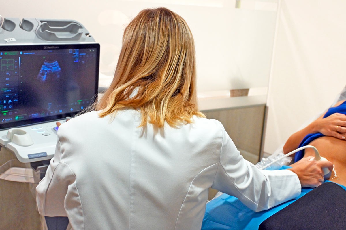 Especialista de IVF-Life realizando ecografía para ver si hay fallos de implantación