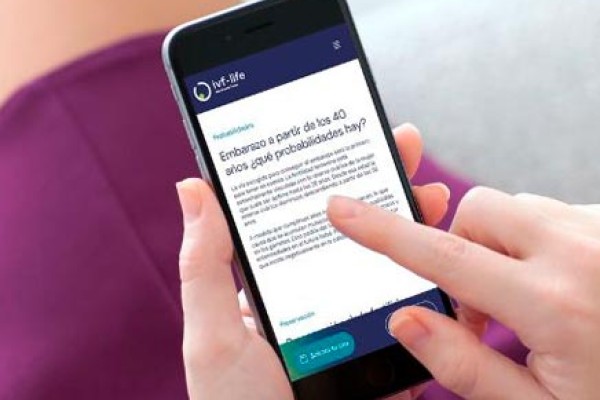 Obulutegiko erreserba baxua duen emakumea bere telefono mugikorra begira