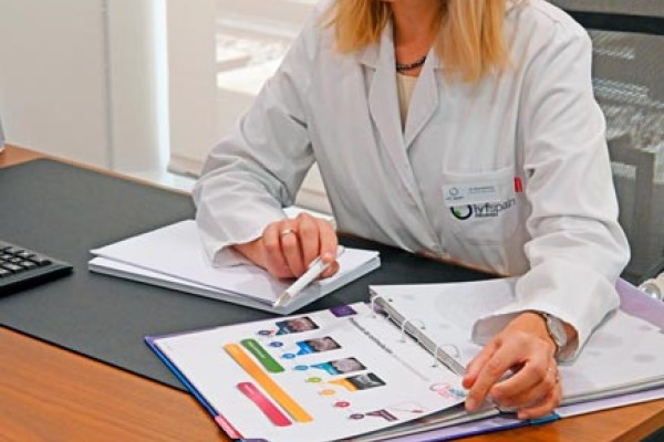 Doctora de IVF-Life explicando la punción ovárica