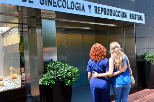 Pareja homosexual entrando en la clínica IVF-Life