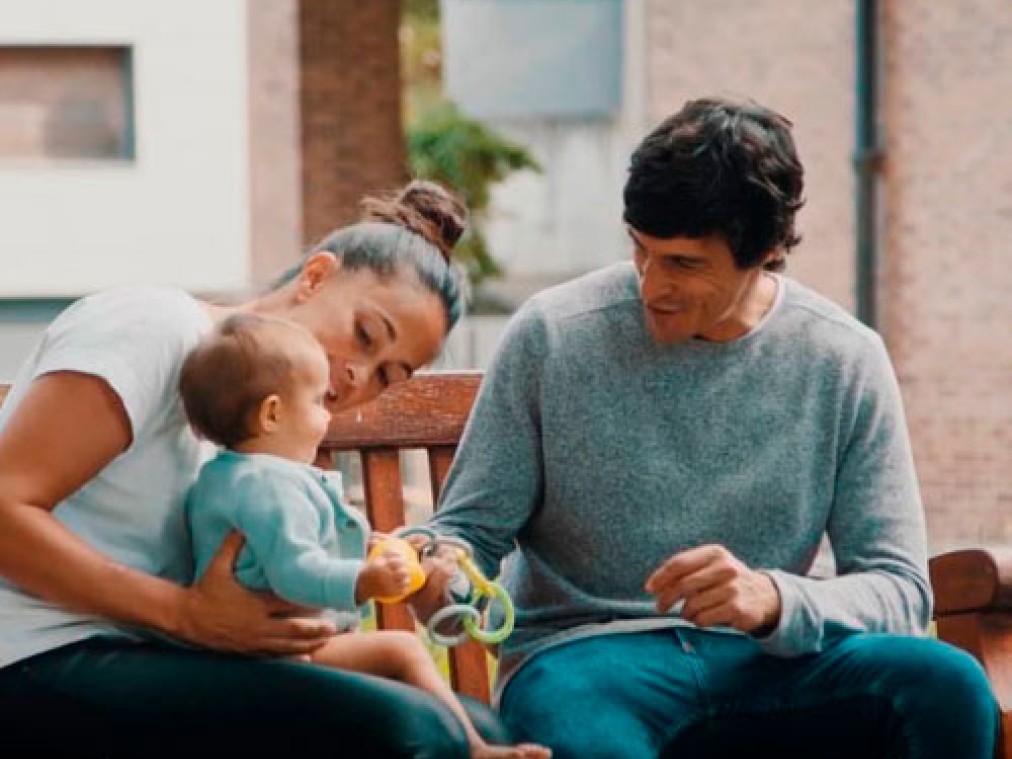 Bikotea IVF-Life Donostia klinikaren barruan, obulu bidez emandako haurtxo batekin