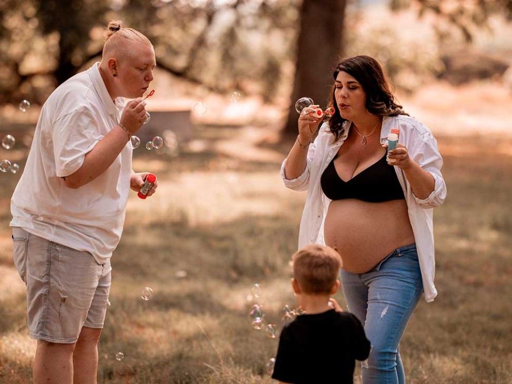 Natalie eta Coni enbrioi adopzioaren bidez haurdun daude