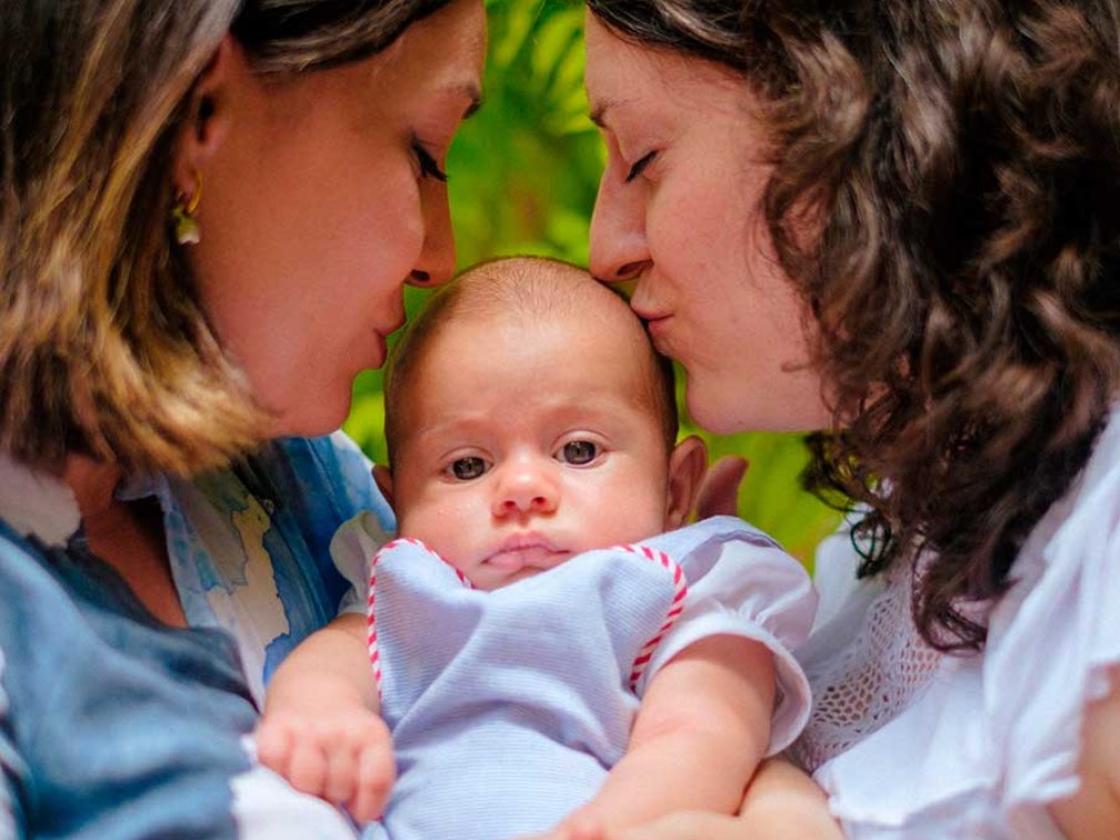 Carolina e Raquel con il loro bambino utilizzando il metodo ROPA