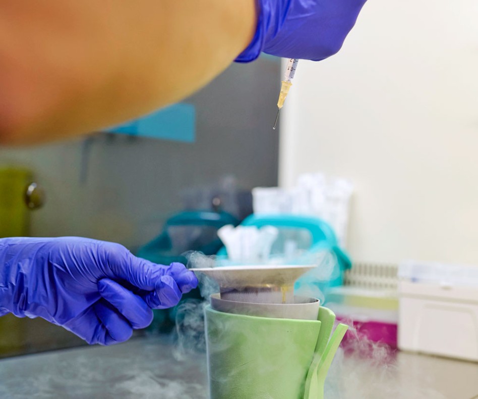 Embrióloga de IVF-Life realizando la preservación de la fertilidad en laboratorio