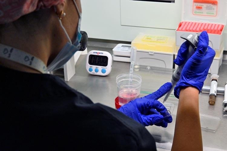 Embrióloga en laboratorio