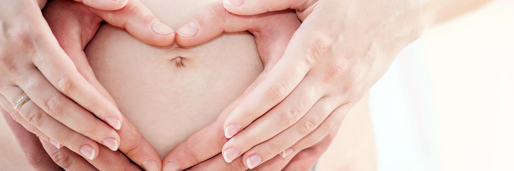 Pareja apoyándose durante la maternidad