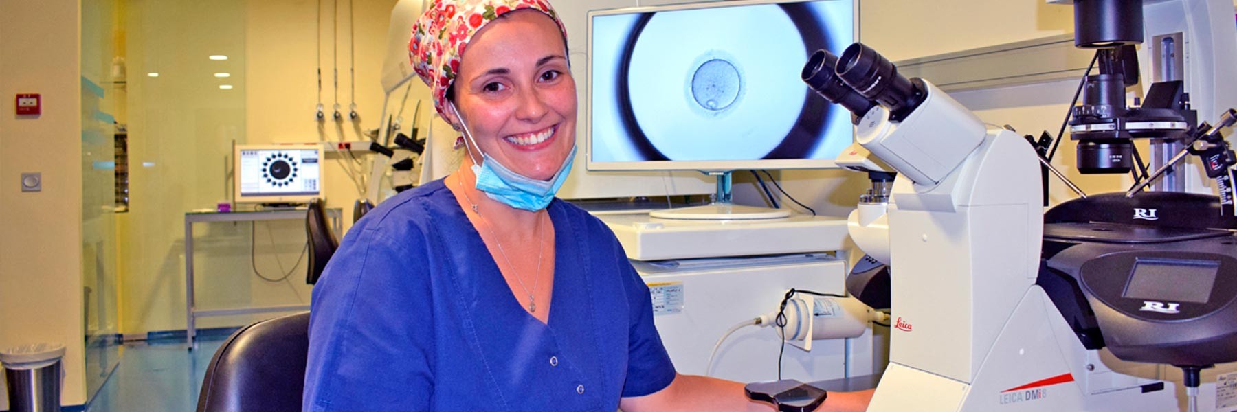 Llanos Medrano en laboratorio de IVF-Life seleccionando óvulos frescos o vitrificados