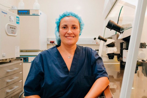 Dra. Llanos utlizando la IA en laboratorio de IVF-Life
