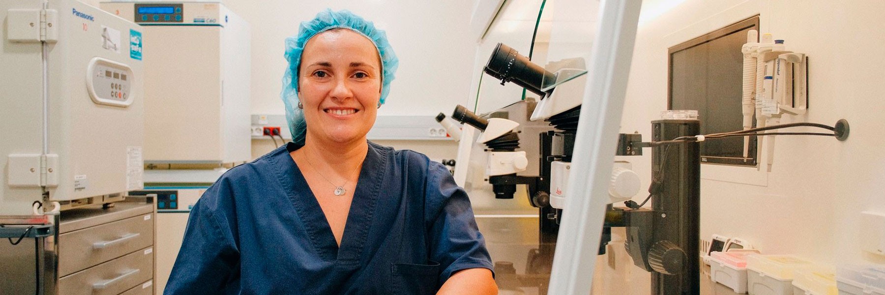 Dra. Llanos utlizando la IA en laboratorio de IVF-Life
