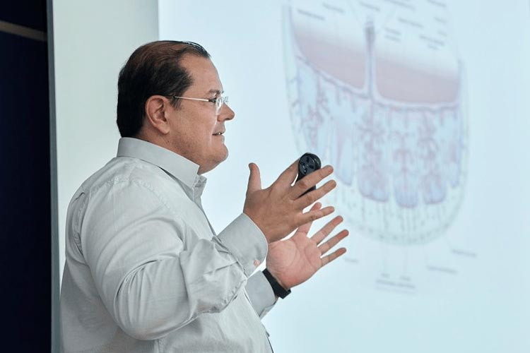 Especialista de IVF-Life impartiendo el Master en Fertilidad Humana