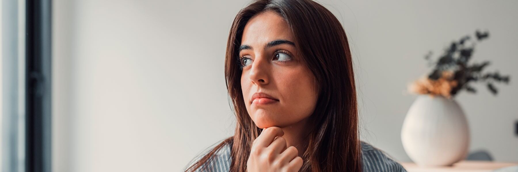 Mujer padeciendo sangrado de implantación