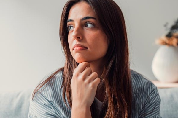 Mujer padeciendo sangrado de implantación