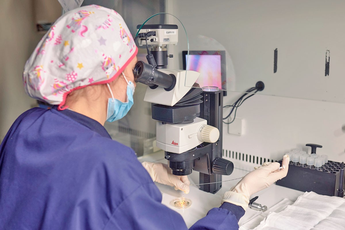 Embrióloga de IVF-Life analizando la baja respuesta ovárica de paciente