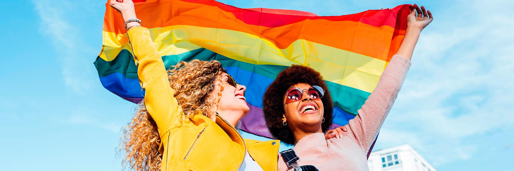 Lesbianas con bandera LGTBI