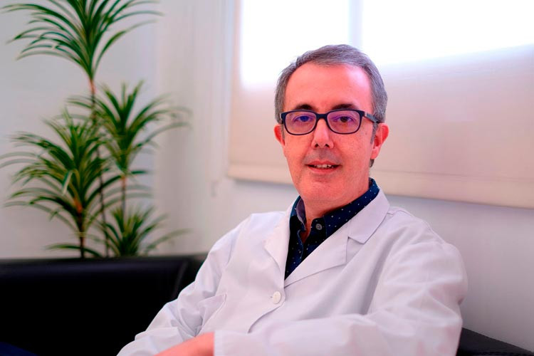 Dr. Manuel Izquierdo en consulta