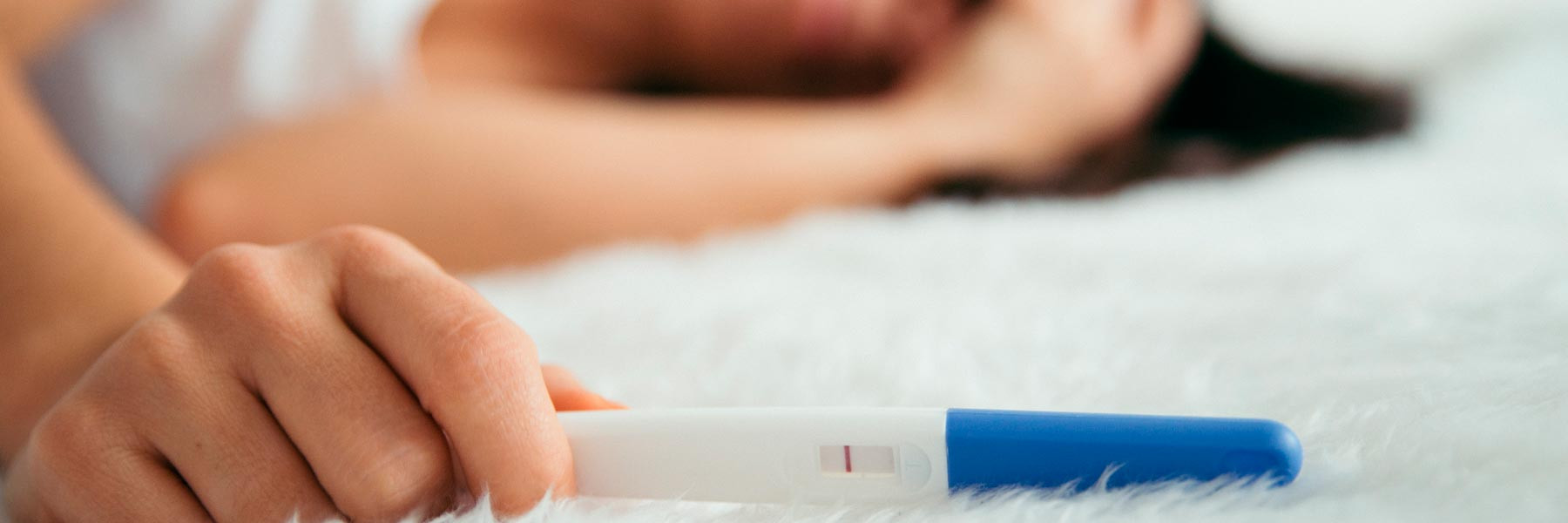 Mujer con test de embarazo