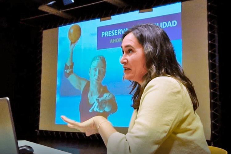 Dra. de IVF-Life impartiendo charla