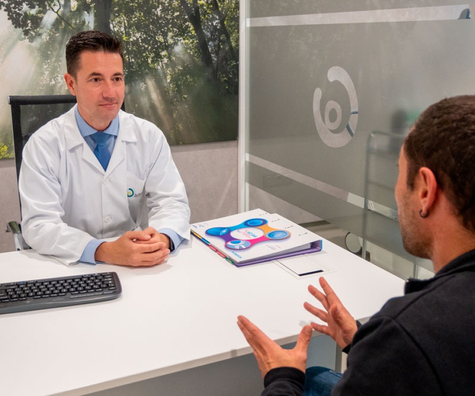 Especialista de IVF-Life con un paciente de infertilidad masculina