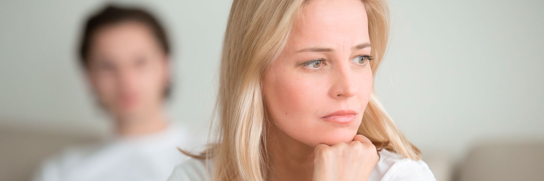 Mujer triste por duelo genético