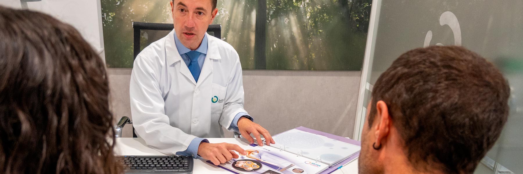 Doctor en consulta de manejo de estrés y fertilidad