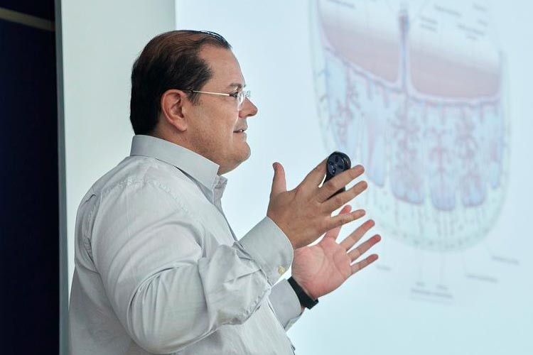 Doctor de IVF-Life impartiendo la charla