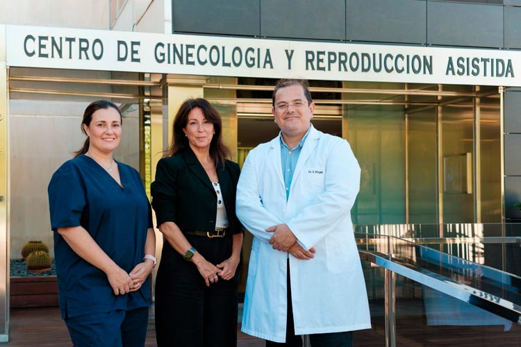 Doctores de la charla posando en el exterior de IVF-Life
