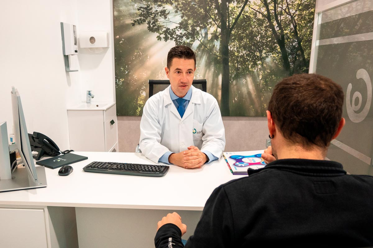 Doctor con paciente de aspiración testicular de espermatozoides