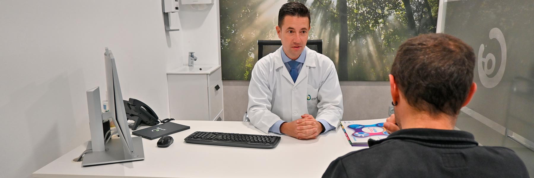 Dr. Manuel Gómez Santana en consulta con paciente con vasectomía